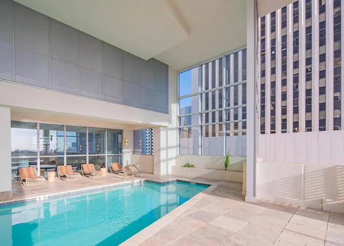 Elegant 22nd Flr Highrise Dt, Gym, Pool, Parking, W-d *