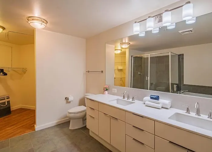 Apartment Elegant 22nd Flr Highrise Dt, Gym, Pool, Parking, W-d