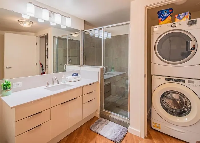 Elegant 22nd Flr Highrise Dt, Gym, Pool, Parking, W-d Apartment *