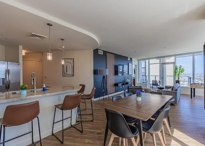 Elegant 22nd Flr Highrise Dt, Gym, Pool, Parking, W-d Apartment