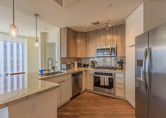 Elegant 22nd Flr Highrise Dt, Gym, Pool, Parking, W-d Apartment *