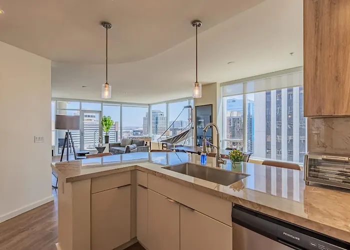 Elegant 22nd Flr Highrise Dt, Gym, Pool, Parking, W-d