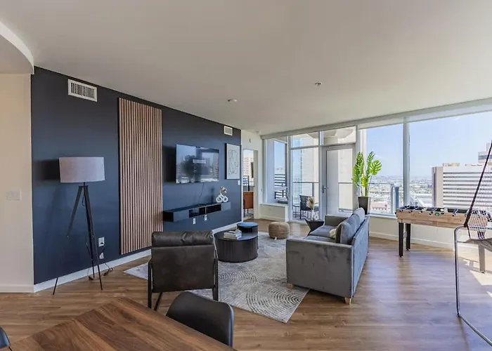 Elegant 22nd Flr Highrise Dt, Gym, Pool, Parking, W-d Apartment