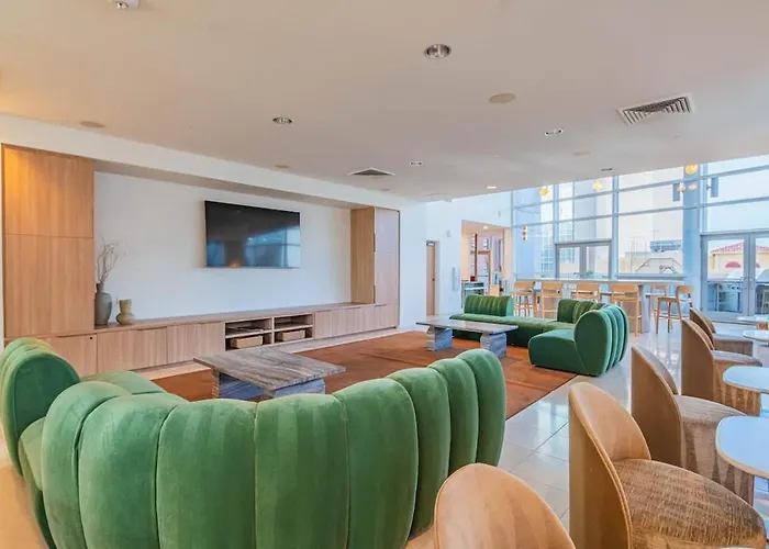 Elegant 22nd Flr Highrise Dt, Gym, Pool, Parking, W-d *