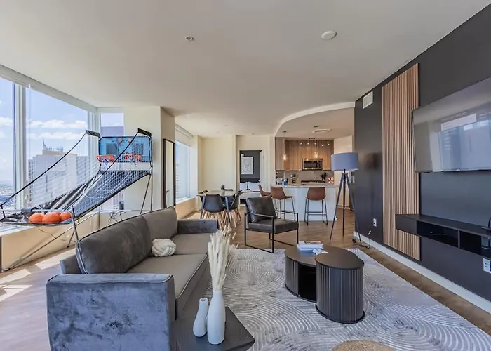 Elegant 22nd Flr Highrise Dt, Gym, Pool, Parking, W-d Apartment