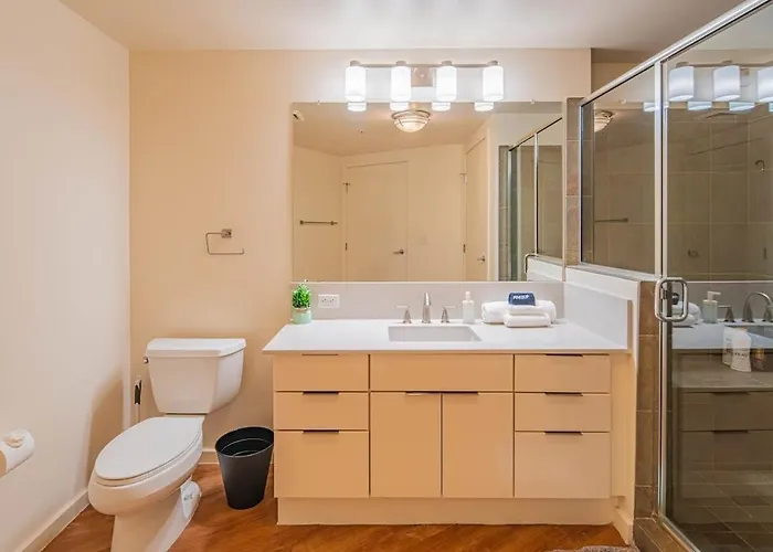 Elegant 22nd Flr Highrise Dt, Gym, Pool, Parking, W-d Apartment *