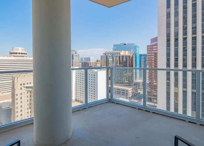 Elegant 22nd Flr Highrise Dt, Gym, Pool, Parking, W-d *