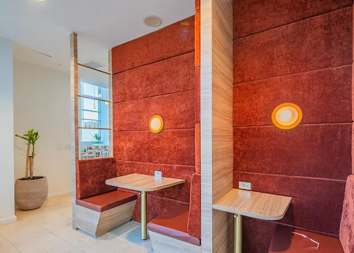 Elegant 22nd Flr Highrise Dt, Gym, Pool, Parking, W-d