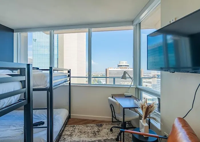 Elegant 22nd Flr Highrise Dt, Gym, Pool, Parking, W-d Apartment