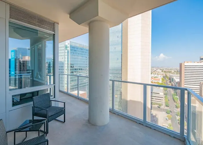 Apartment Elegant 22nd Flr Highrise Dt, Gym, Pool, Parking, W-d