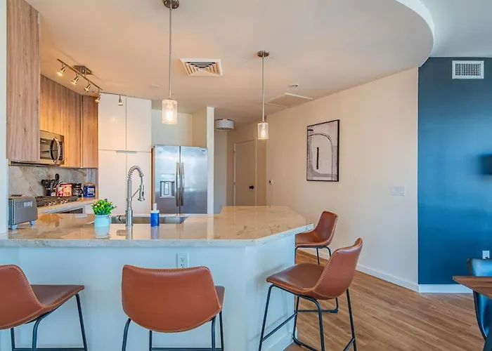Elegant 22nd Flr Highrise Dt, Gym, Pool, Parking, W-d Apartment *