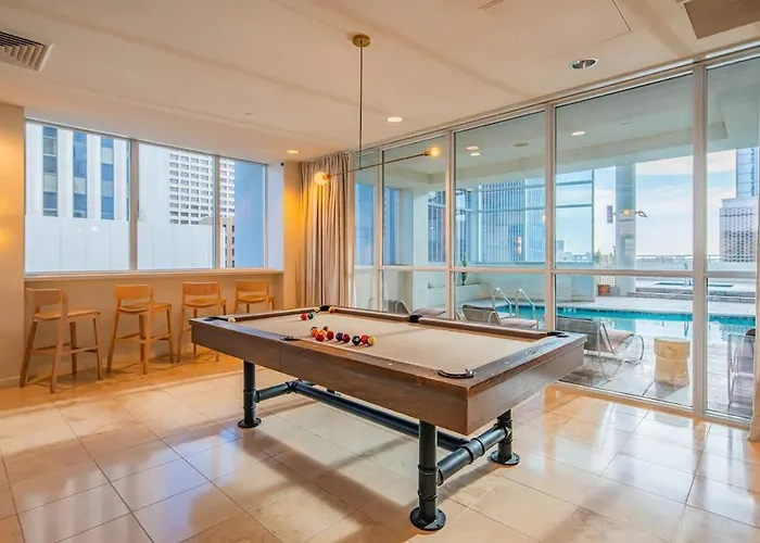 Apartment Elegant 22nd Flr Highrise Dt, Gym, Pool, Parking, W-d Phoenix