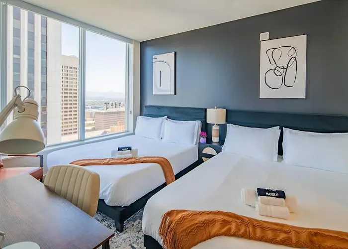 Elegant 22nd Flr Highrise Dt, Gym, Pool, Parking, W-d Phoenix