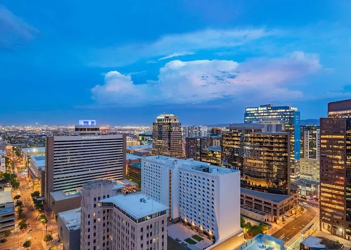 Apartment Elegant 22nd Flr Highrise Dt, Gym, Pool, Parking, W-d *