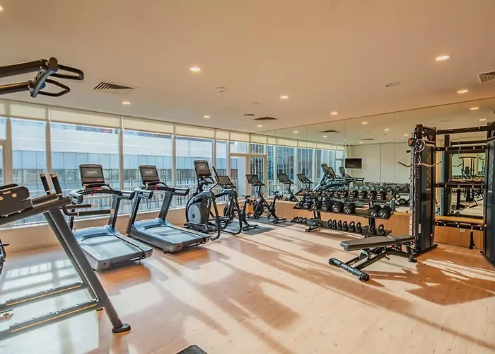 Elegant 22nd Flr Highrise Dt, Gym, Pool, Parking, W-d Apartment *